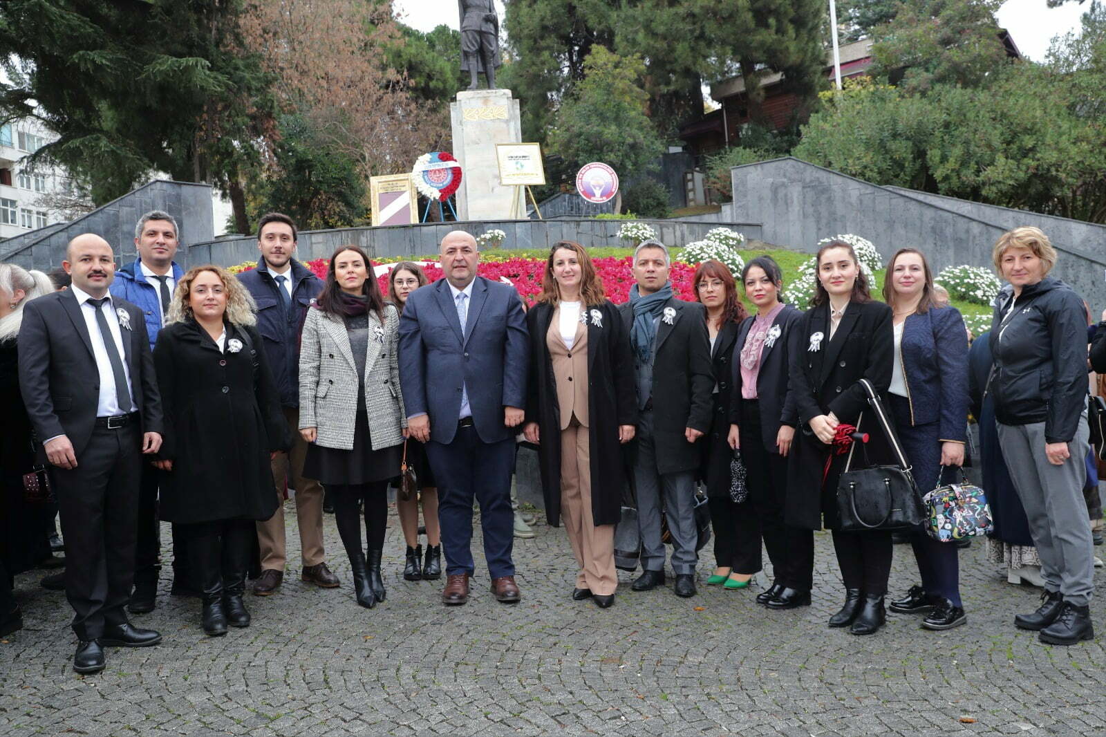 İzmit Belediyesi, Öğretmenler Günü kapsamında Başöğretmen Mustafa Kemal Atatürk’ün anıtına çelenk sunma töreni gerçekleştirdi